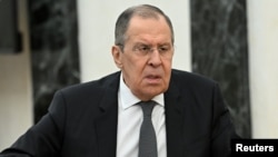 Ministrul rus de externe, Serghei Lavrov, a participat luni la o întâlnire transmisă la TV cu președintele rus, Vladimir Putin, la Moscova. Imagine din timpul discuției.