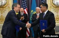 Касым-Жомарт Токаев жана АКШнын соода министри Говард Лютник локомотив сатып алуу тууралуу келишимге кол коюу аземинде. 2025-жылдын 22-сентябры.