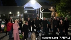 Звільнені та депортовані білоруські політв’язні разом зі Світланою Тихановською біля посольства США у Вільнюсі. 11 вересня 2025 року