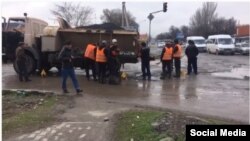 Чүйдө жол оңдоп жаткан жолчулар. 