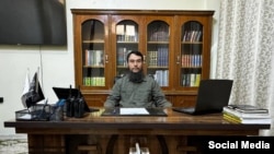 رپورټونه وايي چې سوریايي حکومت د سیف الدین طیبوف په نوم تاجک وسلوال ته هم په پوځ کې د کرنل دنده ورکړل شوې - پخوانی انځور. 