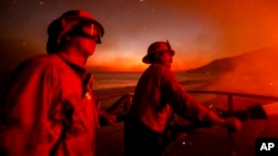 Periferia Los Angelesului trece prin cel mai distructiv incendiu de vegetație din istoria orașului. Peste 130.000 de oameni au primit ordine de evacuare și sute de familii și-au pierdut casele sau afacerile.