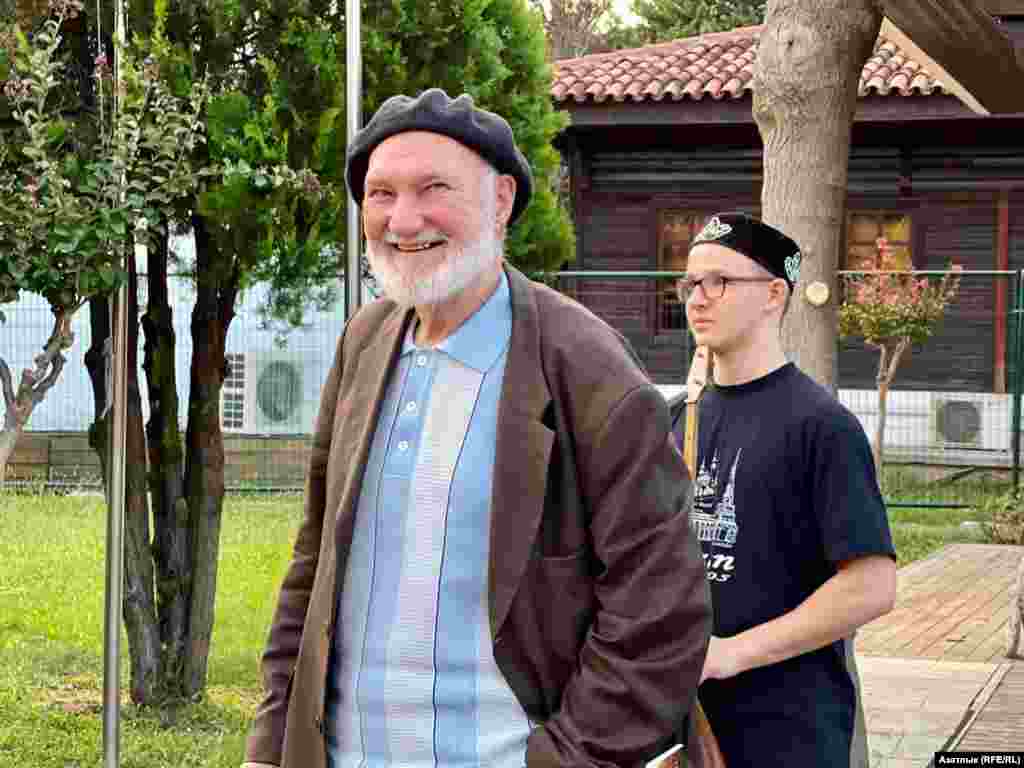 Аның каравы "иске" татарлар яшьләрнең төрки татар көйләрен белүләренә сөенде. Фотода - Фазыл Агиш. Кытайдан Истанбулга килеп урнашучы татар нәселенең вәкиле.