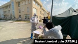 Ош шаарындагы мектептердин биринде ачылган стационар. 13-октябрь, 2020-жыл.