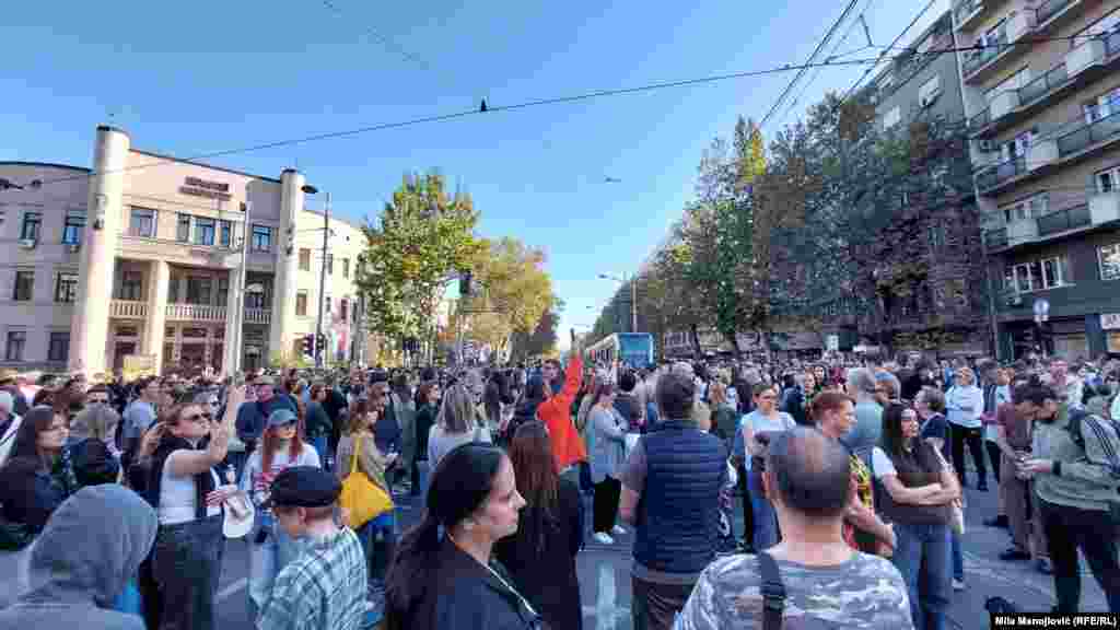 Više stotina građana je u Beogradu na raskrsnici ispred Pravnog fakulteta održalo 16-minutnu tišinu. Takvi skupovi održani su na više lokacija u prestonici, 1. novembar 2025. 