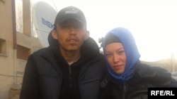 Касым Каракаш карындашы Гүлсүм менен Улуу Памир айылында.