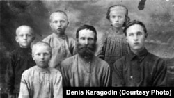 Репрессированный в годы сталинского террора Степан Карагодин (в центре) со своей семьей.