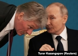 Президент РФ Володимир Путін розмовляє з речником Кремля Дмитром Пєсковим. Астана, 27 листопада 2024 року