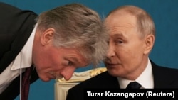 Президент Росії Володимир Путін (праворуч) та його спікер Дмитро Пєсков (ліворуч). Архівна фотографія