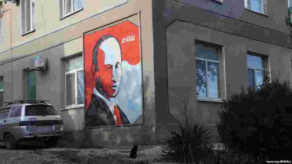 Веселое разделено на бухту и поселок, отделенные друг от друга шестью километрами. Автобус ходит 5 раз в день. Из Судака через Верхнее Веселое в бухту и обратно. В Верхнем, главном Веселом, жизнь кипит&nbsp;&ndash; тут тебе и полиция, и администрация, и портрет Путина на стене