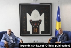 Ish-kryeministri i Kosovës, Ramush Haradinaj me Radoiçiqin në zyrën e kryeministrit.