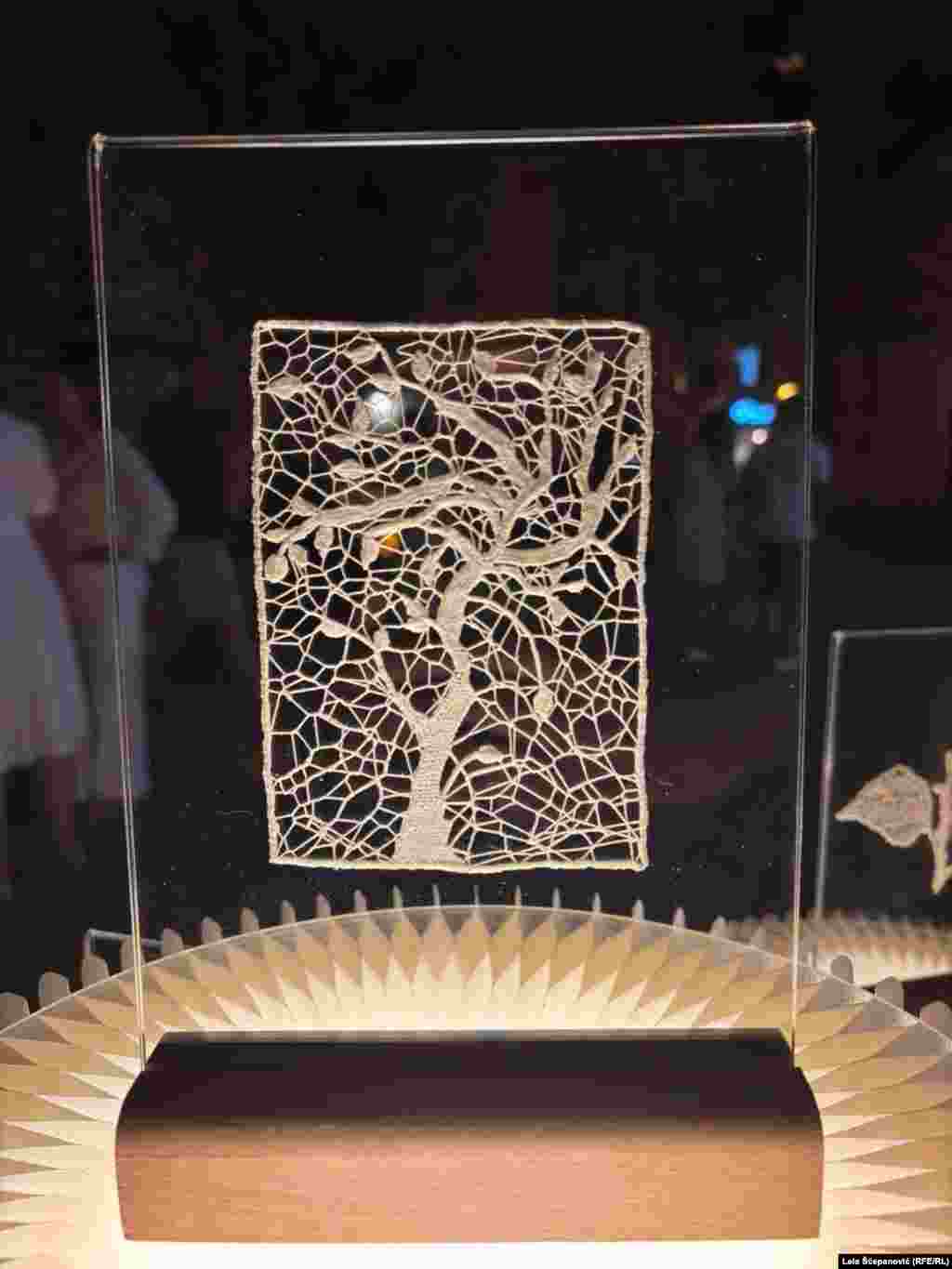 Muzejski suvenir sa motivom crne topole je izrađen od dobrotske čipke. Kotorske vlasti su crnu topolu zaštitile kao spomenik prirode 2020. Stablo je visoko 17 metara, obim debla je 510 centimetara. 