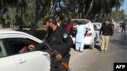 په کواټ کې پولیس ګاډي تالاشي کوي - انځور له ارشیفه. 