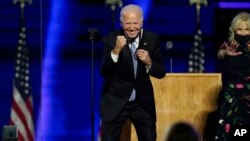 Președintele ales al Statelor Unite, Joe Biden jubilând împreună cu soția, Jill