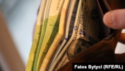 Balkanly ýaşlar araçynyň wadalaryna ynanyp, oňa adam başyna 1000 dollar, jemi 20 müň dollar möçberinde töleg geçirendiklerini aýdýarlar. Illýustrasiýa suraty.