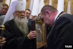 Зліва направо: Іоанникій (Кобзєв), митрополит Української православної церкви (Московського патріархату), та Ігор Плотницький, тодішній ватажок угруповання «ЛНР», що визнане в Україні терористичним. Окупований Луганськ, 4 листопада 2014 року