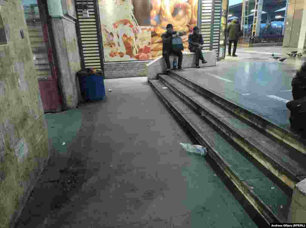 Intrarea din Gara de Nord dinspre Bulevardul Dinicu Golescu. 