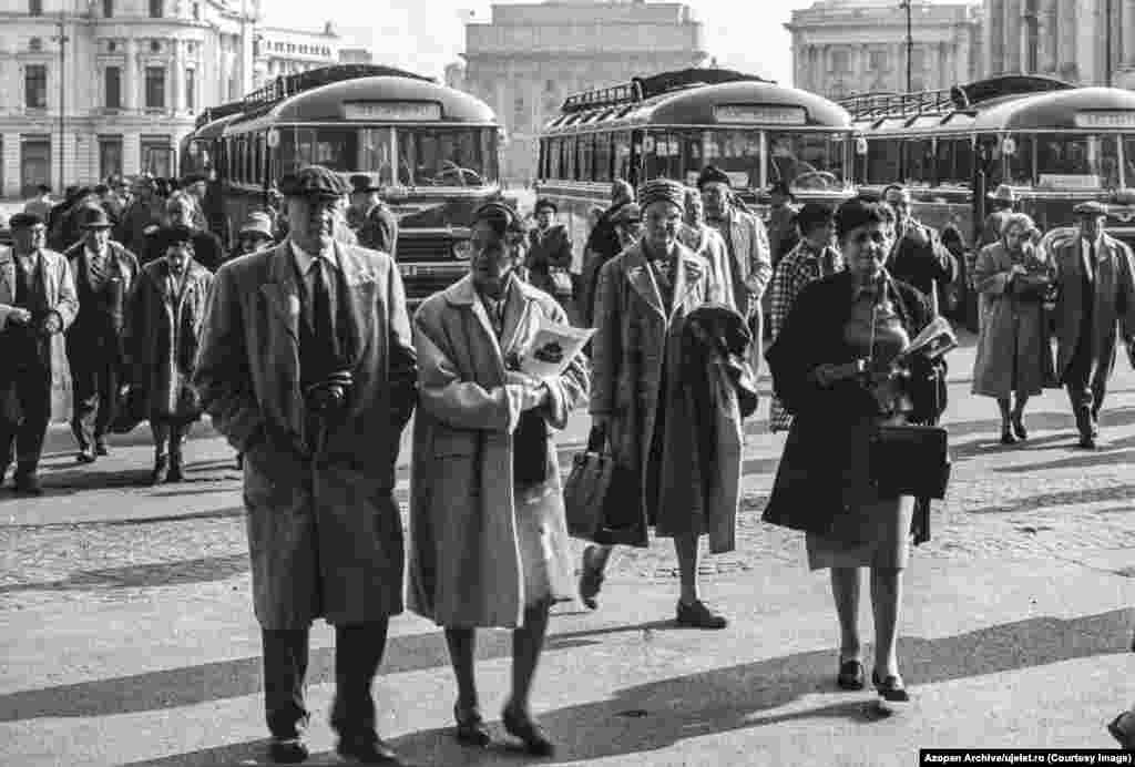 Această fotografie, a unor turiști americani în București în 1961, însoțea un articol elogios despre turismul străin care promitea &bdquo;atenție, amabilitate și confort" pentru oaspeții străini. De fapt, până în anii 1980, turiștii erau evitați în mare măsură de românii obișnuiți, deoarece orice interacțiune cu ei trebuia raportată la Miliție.&nbsp; &nbsp;
