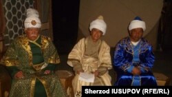 Актеры Ошского Государственного академического узбекского музыкально-драматического театра имени «Бабура».