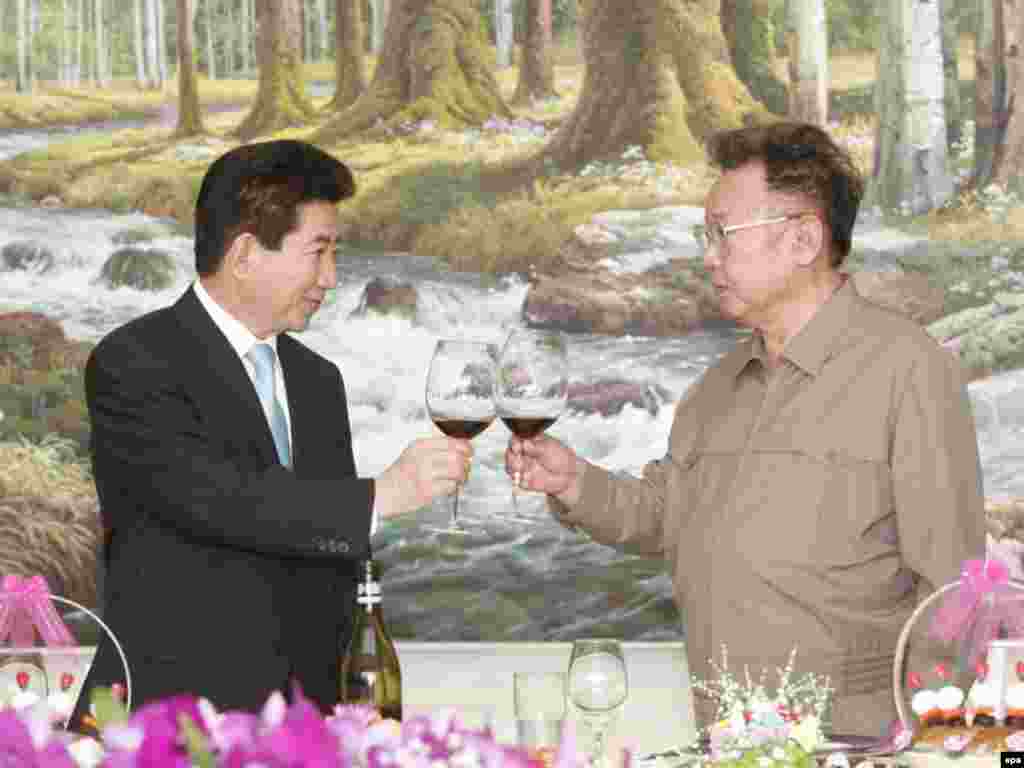 South Korean President Roh Moo-hyun (left) and North Korea's Kim pose after the signing of a joint declaration on peace and closer economic cooperation at the conclusion of the inter-Korean Summit in &nbsp;Pyongyang in October 2007.
