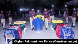 د مې په ۱۱مه په پېښور کې د وژل شويو افسرانو جنازه 