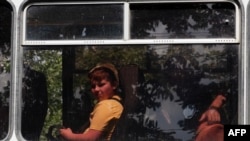 Хлопчик виглядає з вікна евакуаційного автобуса в Межовій Дніпропетровської області, 17 червня 2025 року