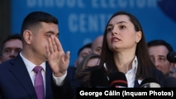 Anamaria Gavrilă, însoțită de George Simion, și-a depus candidatura la BEC alegerile prezidențiale, 15 martie 2025.