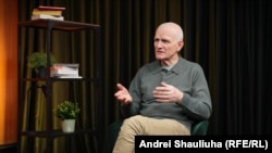 Алесь Бяляцкі падчас інтэрвію Радыё Свабода. Вільня, 16 сьнежня 2025