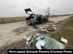 Автомобіль розстріляної військовими РФ автоколони цивільних людей, які пробували виїхати з окупації. Київщина, Липівка, квітень 2022 року