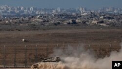 یک تانک ارتش اسرائیل در نزدیکی مرز غزه، چهارشنبه ۲۹ اسد