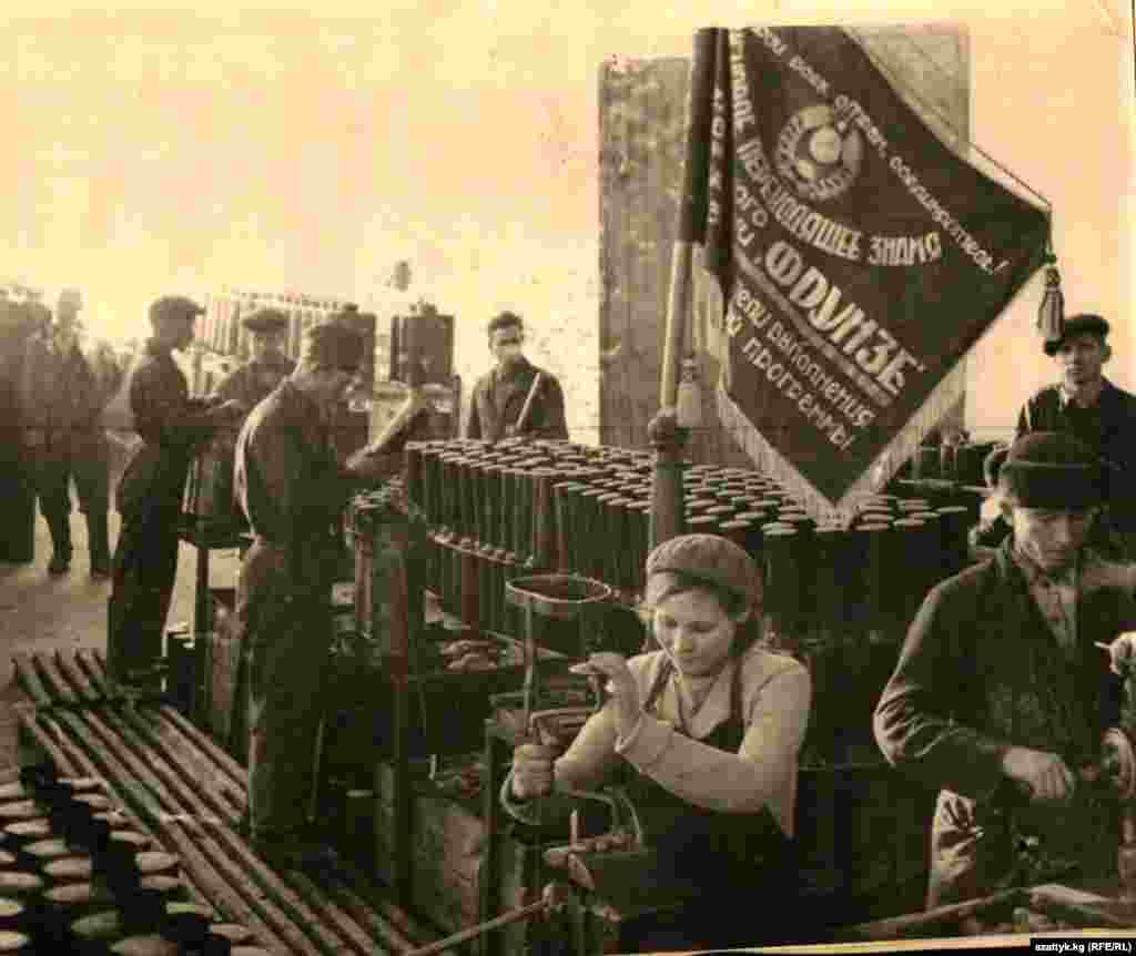 Кыргызстандагы Фрунзе заводу биринчилерден болуп майданга өтө зарыл атайын заказдарды кабыл алган. ​​(Мамлекеттик тарых музейинен алынган сүрөт)