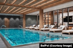 Вид на комнату с бассейном на первом этаже основного коттеджа. Иллюстрация из дизайн-проекта «Концептуальное решение интерьеров комплекса "Красная Поляна"». Источник: BelPol