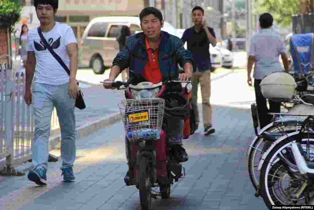 "Бир жерден экинчи жерге зымырап эле жетем".