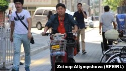 Мужчины на улице в Пекине.