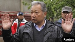 Бийликтен кулатылган Курманбек Бакиев кичи мекени - Тейит айылында. Жалал-Абад, 12-апрель, 2010.