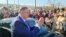 Milorad Dodik pozdravlja pristalice ispred Suda BiH u Sarajevu (fotoarhiv)