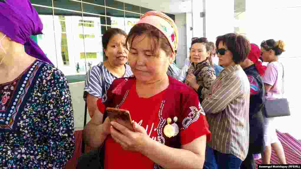 Среди них были многодетные матери - обладательницы подвесок&nbsp;"Алтын алка" (вручается матерям, родившим и воспитавшим семерых и более детей) и "Күмис алка" (шесть детей).&nbsp;