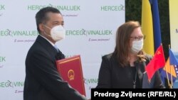 China donated 50,000 Sinopharm vaccine to Bosnia and Herzegovina - Ambassador of PRC Ji Ping and Minister of Civil Affairs Ankica Gudeljevic