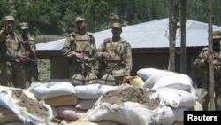 په بر دیر کې امنیتي سرتېري تر برید وروسته له یوې پوستې سره ولاړ دي - انځور له ارشیفه