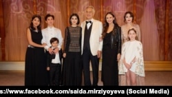 Өзбекстандын президентинин балдары Самаркандда италиялык тенор Андреа Бочеллинин концертине барган учур. 1-сентябрь, 2025-жыл. Сүрөт Саида Мирзиёеванын Фейсбук баракчасынан алынган.