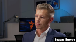 Mađarski opozicioni lider Peter Mađar tokom intervjua za RSE u Budimpešti 13. oktobra 2025.
