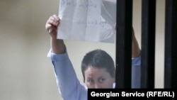 ბოლო ერთ წელიწადში საქართველოში მედიის წარმომადგენლების უფლებები 342-ჯერ დაირღვა. მათ შორისაა მზია ამაღლობელი. ფოტოზე: „ბრძოლა ბოლომდე“ - წერია მზია ამაღლობელის მიერ 18 მარტს საკუთარ სასამართლოზე აღმართულ ფურცელზე.