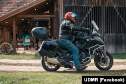 Kelemen Hunor pe motocicletă.