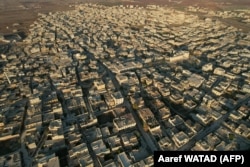 Pogled iz zraka prikazuje grad Sarakib u istočnom dijelu pokrajine Idlib u sjeverozapadnoj Siriji 1. decembar 2024.