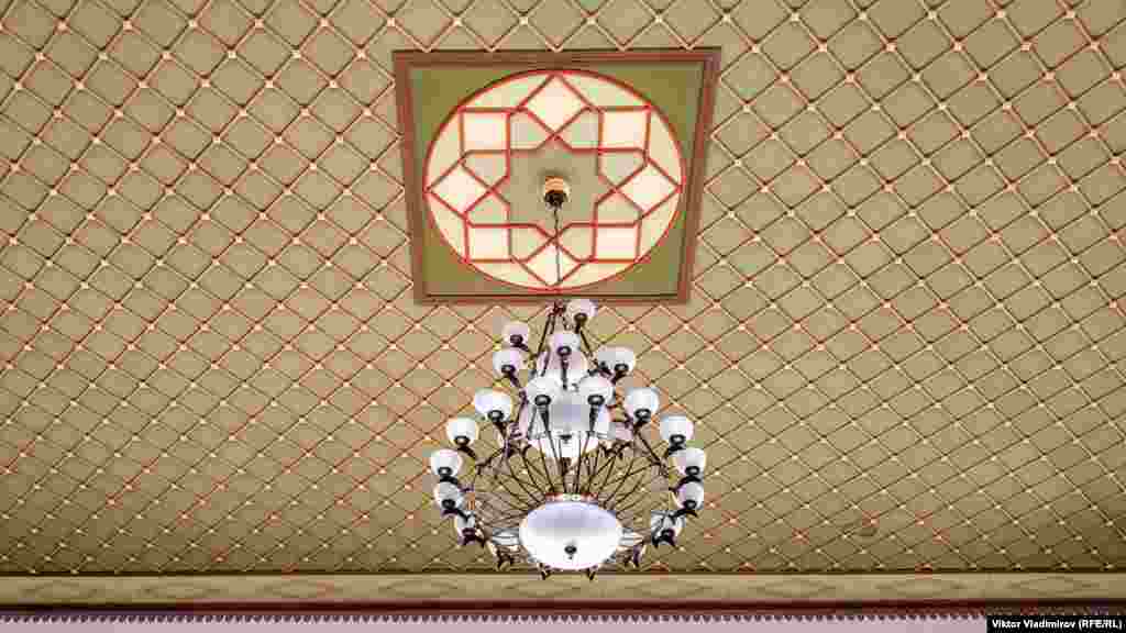 Щотижня тут проводять п'ятничний намаз