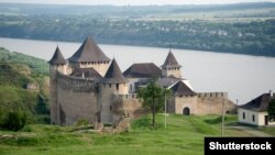 Хотинська фортеця – фортеця XIII–XVIII століть у місті Хотині на Дністрі, що у Чернівецькій області. Сьогодні «Хотинська фортеця» є Державним історико-архітектурний заповідником. Одним із семи чудес України