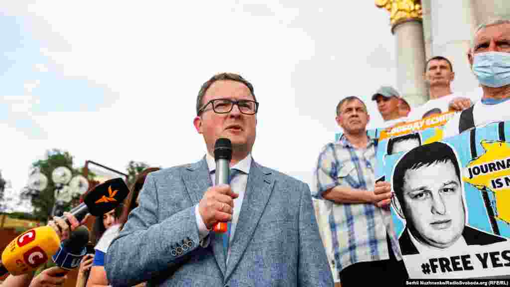 Представник президента України в АРК Антон Кориневич, виступаючи на акції, сказав: &laquo;Для нас дуже важливо висловити слова підтримки Владиславу і його сім'ї. Те, що відбувається в Криму, коли будь-яка сім'я може прокинутися о 4-5-й ранку від початку обшуку в їхньому будинку &ndash; це жахливо. І не вписується в жодні процесуальні норми. У свою чергу, можу вас запевнити, що проблема українських політв'язнів для нас &ndash; на першому місці. І наші люди в російських в'язницях &ndash; не просто цифри. Ми знаємо і працюємо над цією проблемою&raquo;