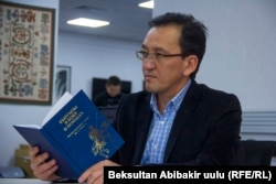 Азия-Чехия соода палатасынын мүчөсү Эрлан Сапарбаев профессор Ю.С.Худяковдун жаңы китеби менен. 27.12.2017.