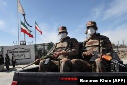 Пакистанские солдаты в масках патрулируют возле закрытой пакистано-иранской границы в Тафтане. 25 февраля 2020 года.