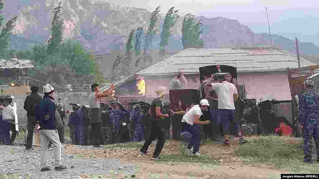 Чыр эки тарап Чечме айылындагы булакты бирге тазалап жатканда, "булак бизге таандык" деп сөз талашып чырдаша кеткенде чыккан.&nbsp;